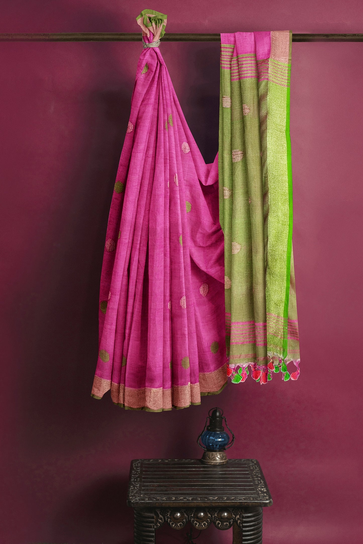 Artisan Woven Linen Saree by Moitreyee – Dual-Tone Grace in Pink & Green
